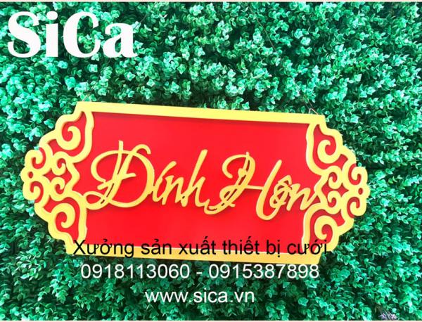 Bảng tên Đính hôn treo cổng hoa màu đỏ viền vàng