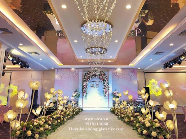 Bán chân đèn trang trí lối đi lên sân khấu