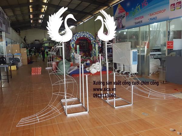 Cặp chim công lớn chân cao 1.5m, bộ đuôi lớn