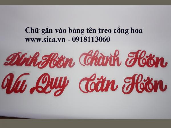 Chử tân hôn vu quy gắn bảng tên treo cổng hoa