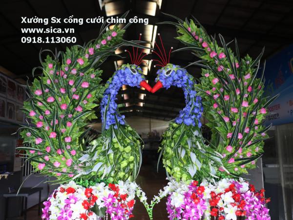 Cặp chim công hoa cỏ thiên nhiên
