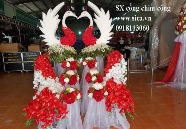 Bộ cổng cưới chim công đẹp 8 trụ hoa