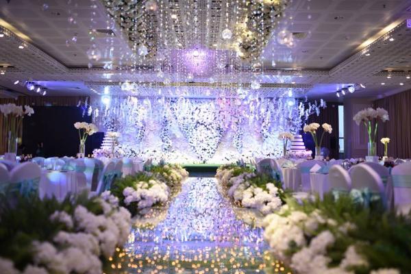 Thiết kế sản xuất trang trí sân khấu đám cưới