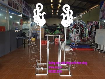 Cặp chim công trang trí cổng cưới chưa hoa