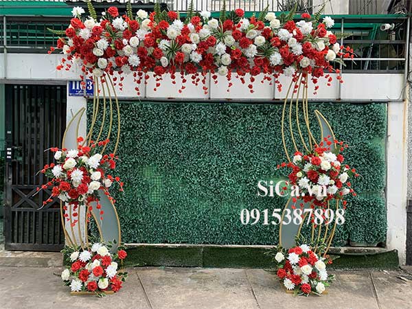 Khung cổng cưới có hoa 